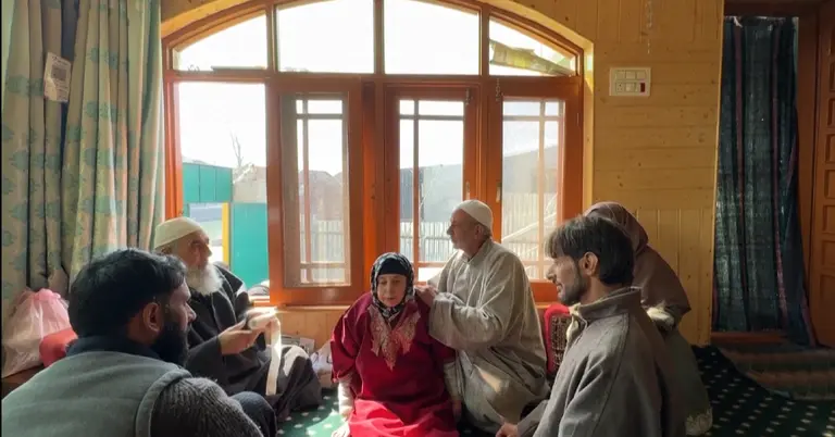 হাড়ের চিকিৎসা দিচ্ছেন নূর মোহাম্মদ